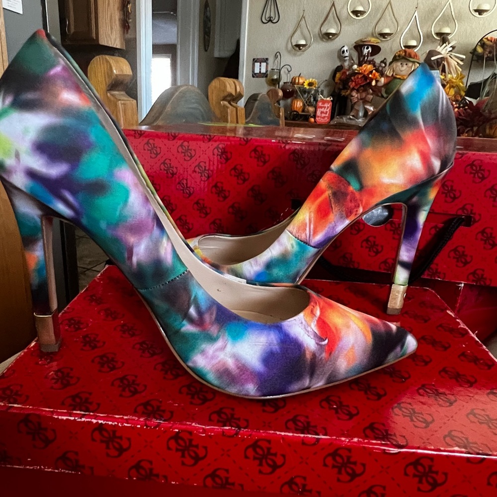 Guess pointy heel fabric multicolored size8.5